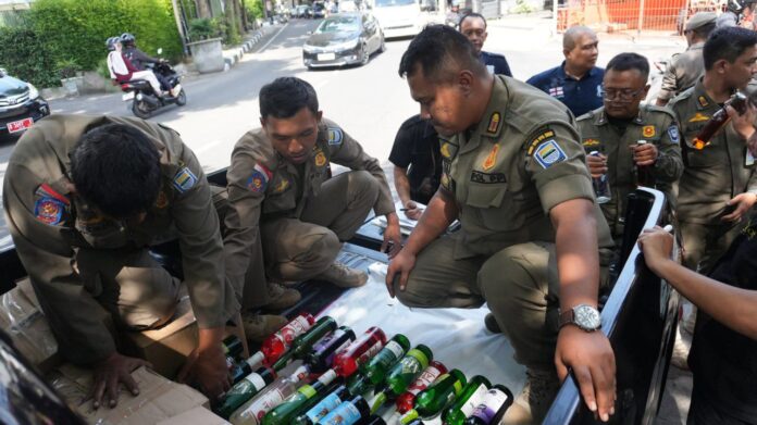 Satuan Polisi Pamong Praja (Satpol PP) Kota Bandung menyita sebanyak 7.217 botol minuman beralkohol (miras) dalam penindakan terhadap 37 pelanggar sepanjang Januari hingga Juli 2026. (FokusJabar.id/Yusuf Mugni) BANDUNG, FOKUSJabar.id