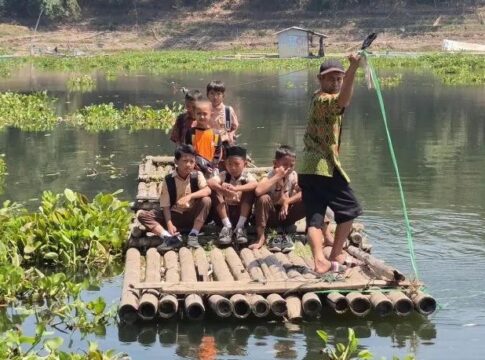 SDN Budharja naik rakit fokusjabar.id