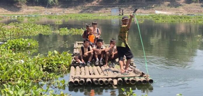 SDN Budharja naik rakit fokusjabar.id