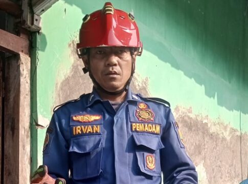 Ketpot : Personel Damkar UPTD Ciamis saat sedang mengevakuasi ular koros dari dalam sumur milik warga di Kelurahan Sindangrasa Ciamis