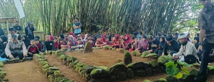 Ketpot: Warga Masyarakat Desa Ciparigi saat melaksanakan prosesi Merlawuh di Situs Patapaan Ciamis CIAMIS, FOKUSjabar.id