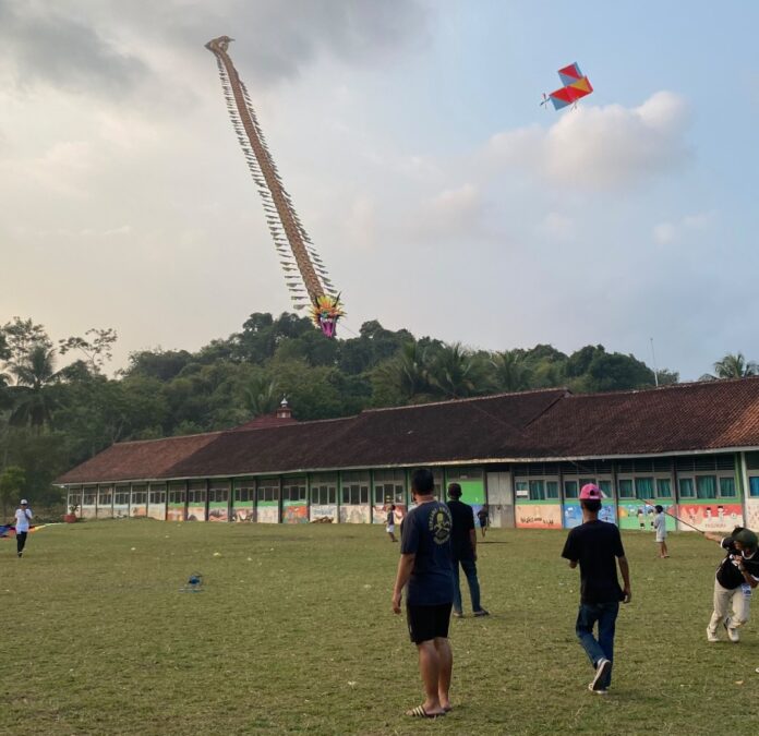 Ketpot : Layangan Naga dan Kuda peserta festival layang layang hias di Desa Cileungsir Rancah Ciamis CIAMIS, FOKUSJabar.id
