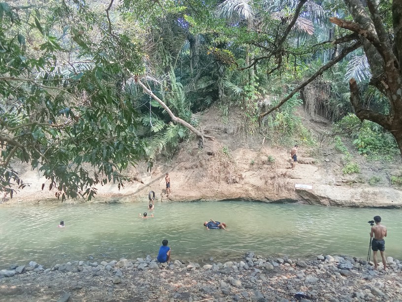 Ketpot : Jembatan Merah dan lokasi berenang di aliran Sungai Cikembang