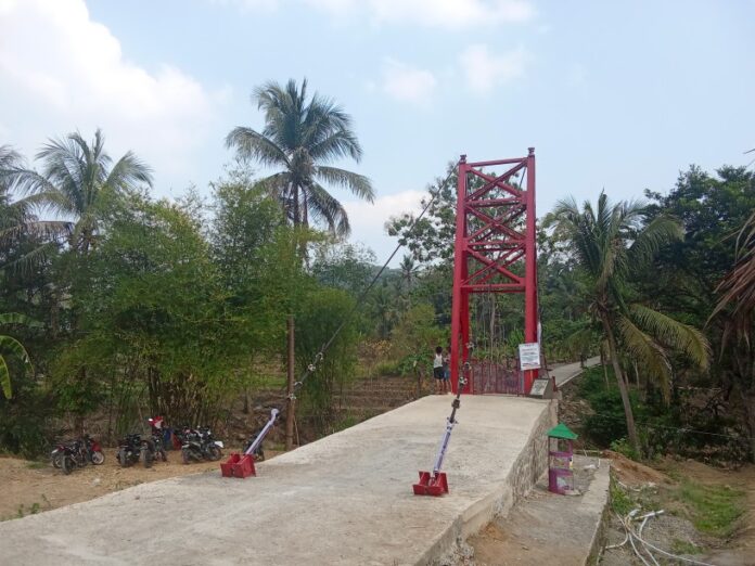 Ketpot : Jembatan Merah dan lokasi berenang di aliran Sungai Cikembang CIAMIS, FOKUSJabar.id