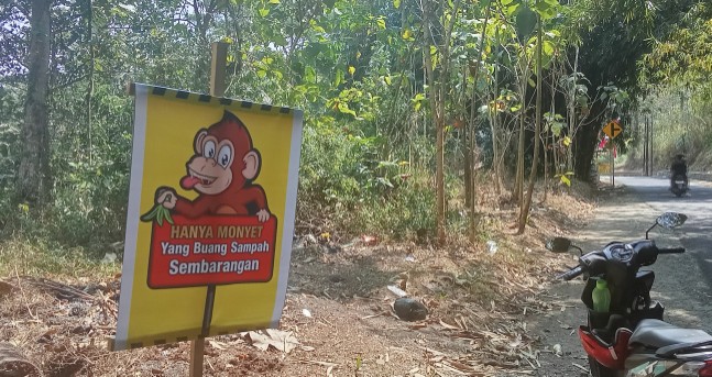 Ketpot : Spanduk anti pembuang sampah sembarangan terpasang di pinggir jalan Desa Utama Ciamis CIAMIS, FOKUSJabar.id