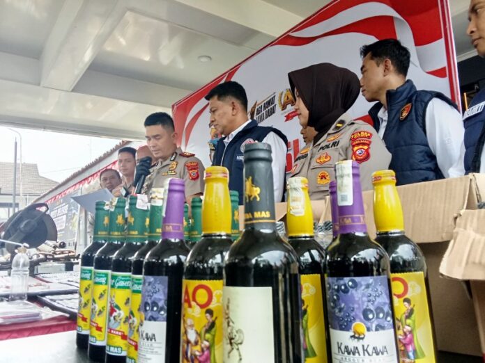Ketpot: Puluhan Botol berisi minuman keras yang berhasil disita jajaran Polres Ciamis Polda Jawa Barat CIAMIS, FOKUSJabar.id
