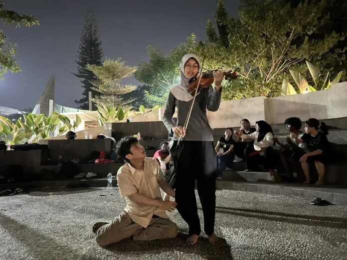 Kelompok teater Akular memanfaatkan ruang publik DOS untuk berlatih seni peran dan akting. DEPOK, FOKUSJabar.id