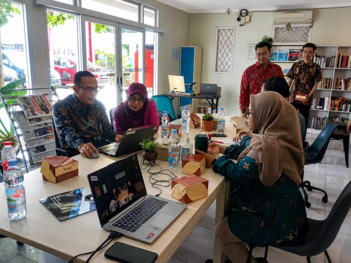 Jajaran Dinas Arsip dan Perpustakaan Kabupaten Bekasi mendampingi kegiatan Tim Assesor dari Perpustakaan Nasional Pusat, untuk penilaian akreditasi perpustakaan sekolah. BEKASI, FOKUSJabar.id