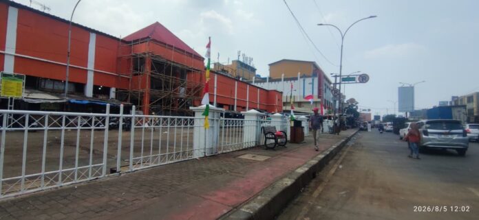 Penataan kawasan Pasar Baru Cikarang, Kecamatan Cikarang Utara, terus dilakukan Pemerintah Kabupaten Bekasi di bawah kepemimpinan Plt Bupati Bekasi, Asep Surya Atmaja. Penataan tersebut menjadi bagian dari upaya pemerintah daerah menghadirkan kawasan perdagangan yang lebih bersih, tertib, nyaman, dan representatif bagi masyarakat. BEKASI, FOKUSJabar.id