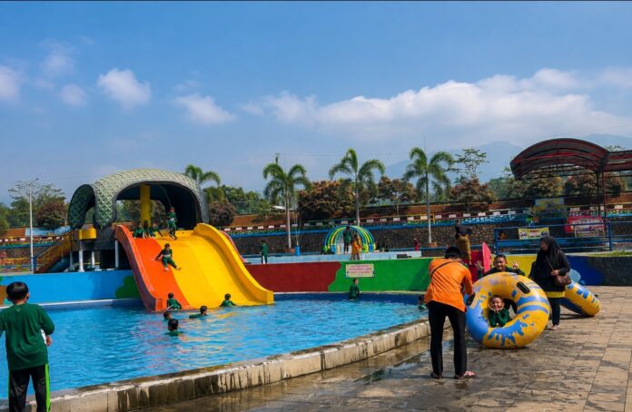 Ketfot: Kolam renang Tirta Sumber Jaya Cipangalun Desa Jalatrang, Kecamatan Cipaku, Kabupaten Ciamis CIAMIS, FOKUSJabar.id