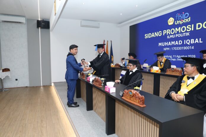 FOTO : Sidang Promosi Doktor Ilmu Politik atas nama Muhamad Iqbal di Gedung Pascasarjana FISIP Unpad, Jalan Bukit Dago Utara No. 25 Kota Bandung, Rabu (12/8/2026). (FOTO: Istimewa) BANDUNG, FOKUSJabar.id