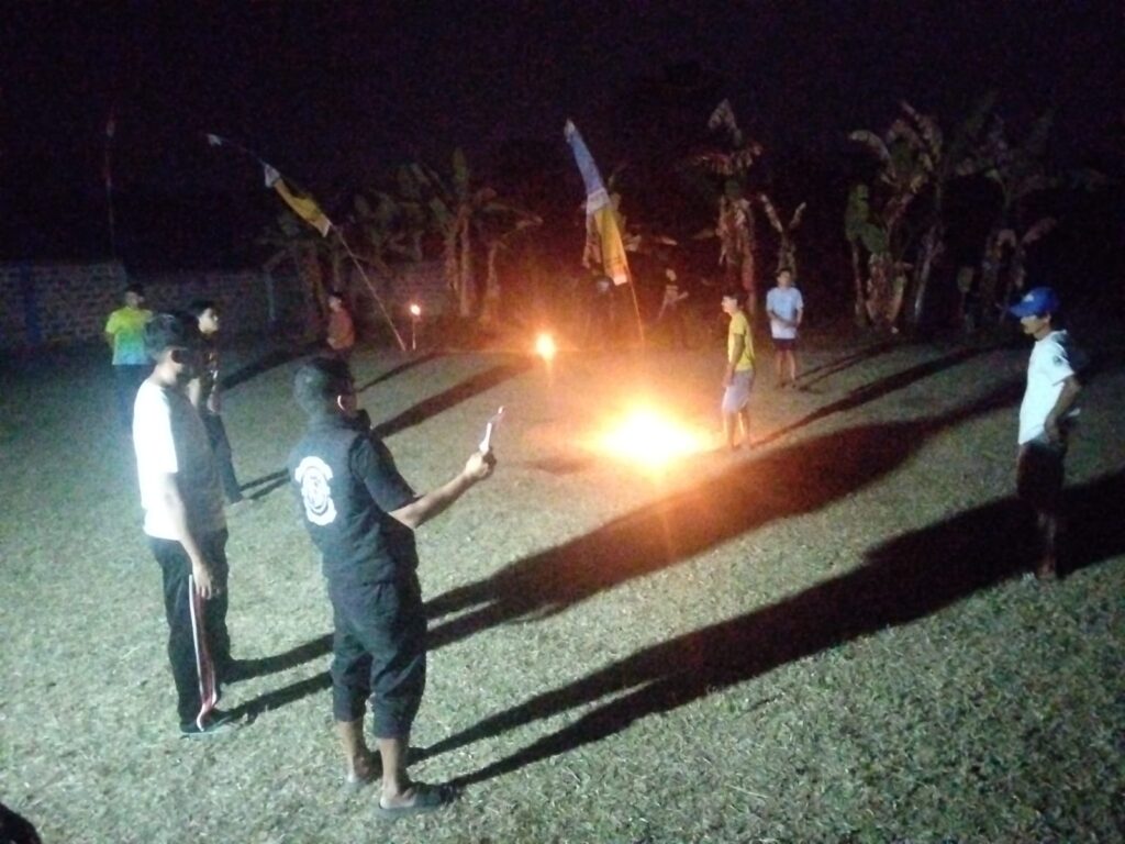 Enam tim sepak bola api saling beradu ketangkasan demi merengkuh gelar juara dalam turnamen khusus yang diinisiasi Pengurus RW 01 Kelurahan Benteng, Kecamatan/Kabupaten Ciamis