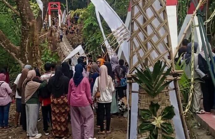 Baru Diresmikan Bupati Pangandaran, Jembatan Gantung Pongpet Langsung Patah (Foto: Sajidin) Pangandaran, FOKUSJabar.id