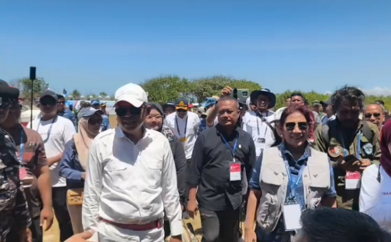 Poto: Gubernur Jabar Dedi Mulyadi bersama Susi Pudjiastuti di acara AirShow 2026 Pangandaran, FOKUSjabar.id