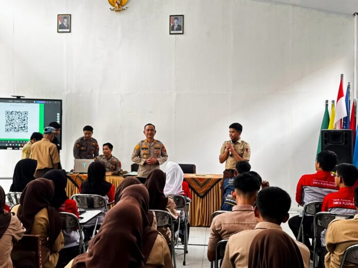 Ket foto : Para pelajar dengan serius mengikuti pemaparan terkait pemahaman kecerdasan buatan dari Polres Tasikmalaya di Aula SMKN 1 Puspahiang (fokusjabar/Seda) Tasikmalaya, FOKUSJabar.id