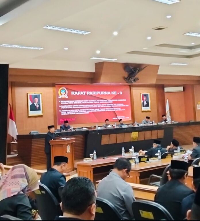 Ket foto : Wali Kota Viman Alfarizi Ramadhan, saat menyampaikan rancangan perubahan APBD Kota Tasikmalaya 2026, di Aula Rapat Paripurna Gedung DPRD Kota Tasikmalaya (fokusjabar/Seda) Tasikmalaya, FOKUSJabar.id