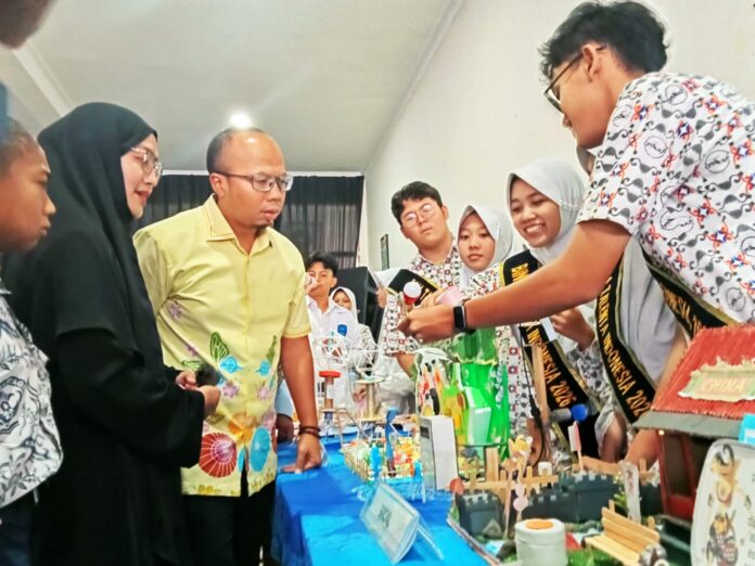 Ket foto : Wali Kota Viman Alfarizi Ramadhan, bersama Ketua TP-PKK dr. Elvira Kamarrow Putri, saat meninjau hasil karya ilmiah para pelajar Sekolah Al Muttaqin Tasikmalaya (fokusjabar/Seda) Tasikmalaya, FOKUSjabar.id