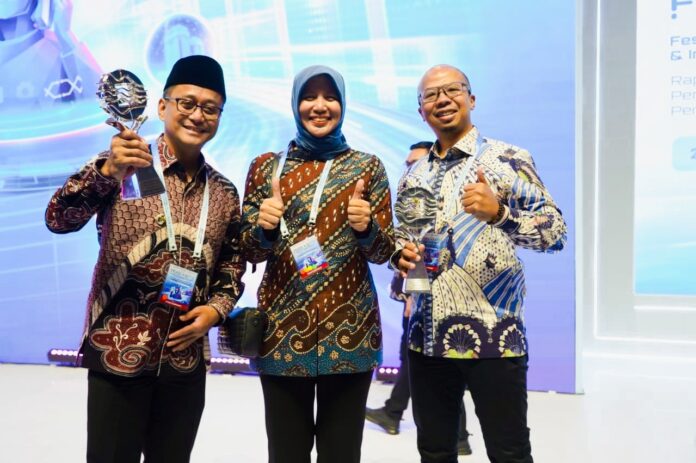 Ket foto : Wali Kota Tasikmalaya Viman Alfarizi Ramadhan, Bupati Tasikmalaya Cecep Nurul Yakin, dan Kepala Bank Indonesia Perwakilan Tasikmalaya Laura Rulida Eka Sari Putri, foto bersama usai menerima penghargaan TPID Award 2026 di Jakarta (ist Prokopim) TASIKMALAYA, FOKUSjabar.id