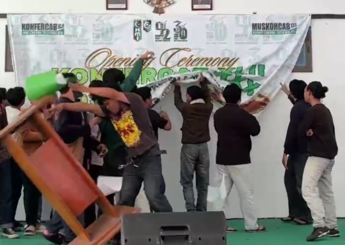Keterangan foto : Pengurus Komisariat (PK) Tarbiyah Cipasung menuntut pembatalan Konfercab akibat adanya pemangkasan hak suara secara sepihak yang dinilai mencederai marwah konstitusi organisasi. TASIKMALAYA, FOKUSJabar.id