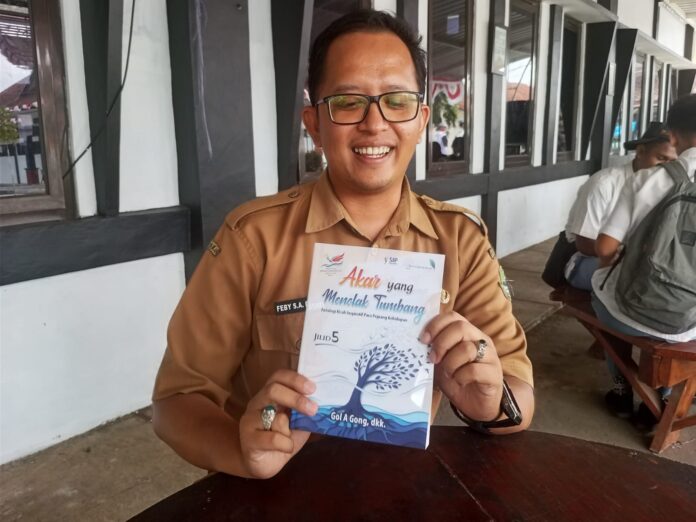 Keterangan foto: Feby Surya Abdul Bashit, S.Pd., Gr., guru Bahasa Indonesia di SMKN Bantarkalong, Kabupaten Tasikmalaya, sukses melahirkan TERPANA TASIKMALAYA, FOKUSJabar.id