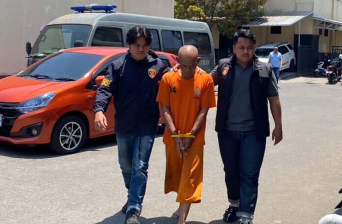 Keterangan foto: seorang pria paruh baya berinisial HS (50) tersangka pencabulan terhadap anak di bawah umur saat digelandang ke Mapolres Tasikmlaya. TASIKMALAYA, FOKUSJabar.id