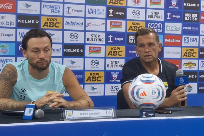 Foto: Pelatih Persib, Igor Tolic (kanan). (Arif) BANDUNG, FOKUSjabar.id