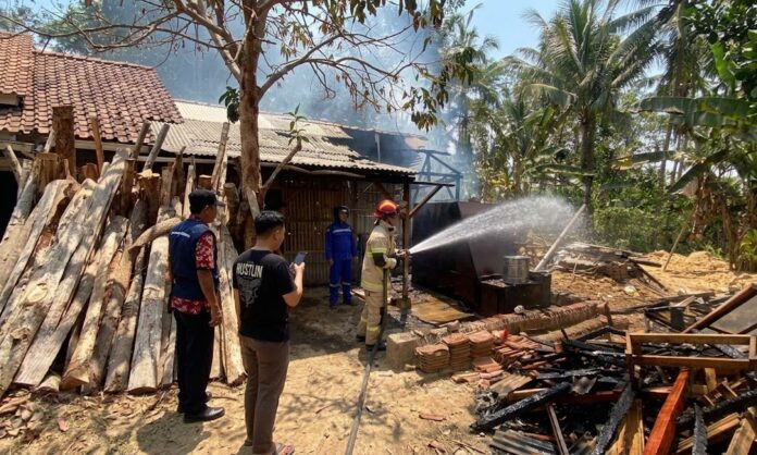 pabrik tusuk sate kebakaran fokusjabar.id