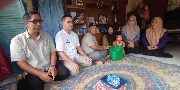 Ketpot : Camat Rancah Nia Kurniawan saat memberikan bantuan paket makanan untuk anak gagal tumbuh CIAMIS, FOKUSjabar.id