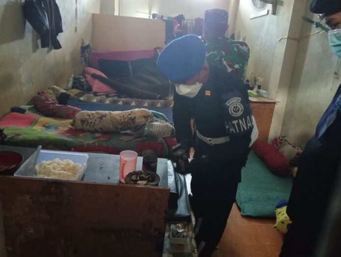 Caption: Petugas sedang memeriksa didalam kamar blok Lapas Banjar. (Agus Purwadi/fokusjabar.id) BANJAR, FOKUSjabar.id