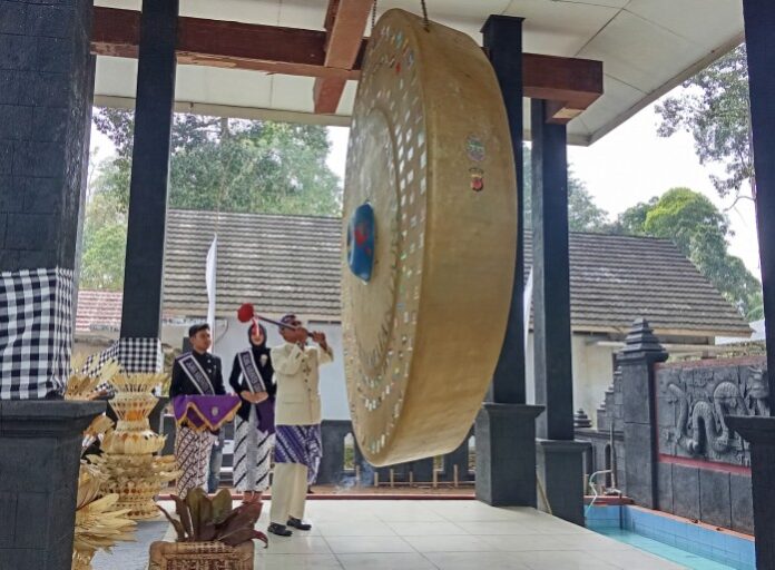Ketpot: Bupati Ciamis Herdiat Sunarya saat memukul gong perdamaian CIAMIS, FOKUSJabar.id