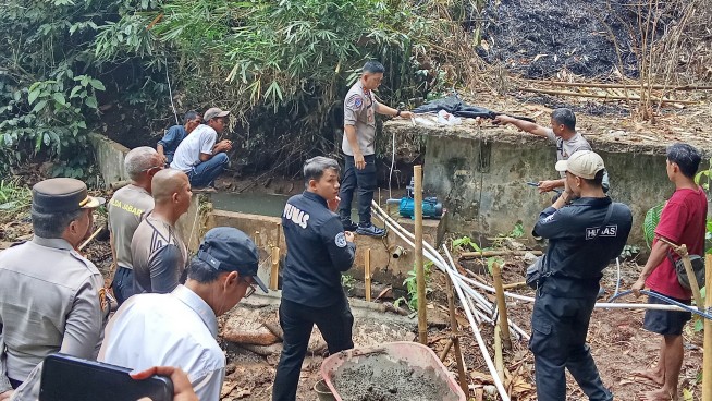 Ketpot: Kapolres Ciamis AKBP. Eko Iskandar saat berada di mata air sumur Cirumanja Dusun Sedekan Desa Mekarjadi CIAMIS, FOKUSJabar.id