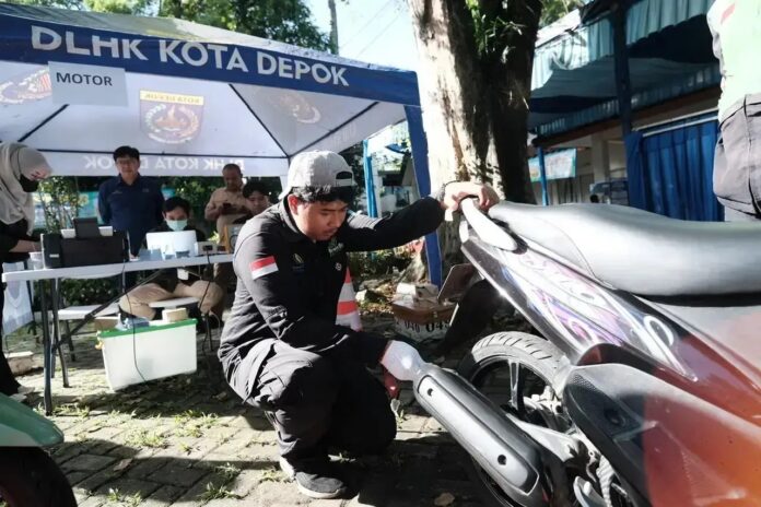 Sumber Gambar: Pemkot Depok Petugas DLHK Kota Depok melakukan uji emisi pada kendaraan. DEPOK, FOKUSJabar.id