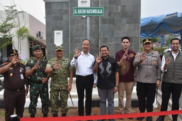 Sumber Gambar: Pemkab Sumedang Menteri Perindustrian Republik Indonesia Agus Gumiwang Kartasasmita didampingi Bupati Sumedang Dony Ahmad Munir meresmikan jalan Ratjih Natawidjaja ditandai gunting pita, Selasa (22/9/2026). BOGOR, FOKUSJabar.id