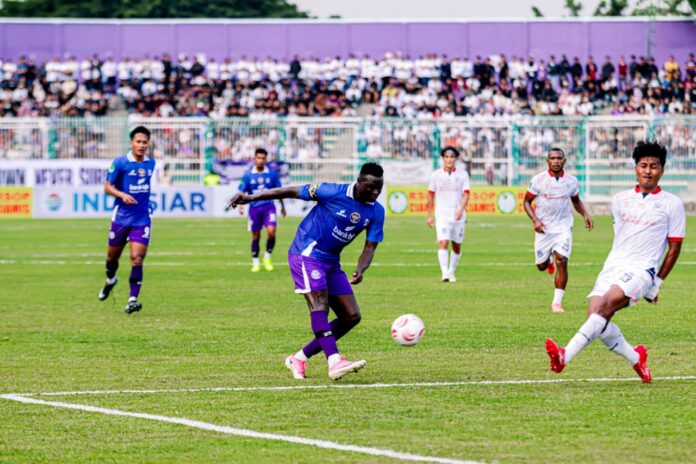 WhatsAppSPemain PSGC Ciamis Ezechiel Ndouasel Menggiring Bola Image 2026-09-19 at 16.49.04