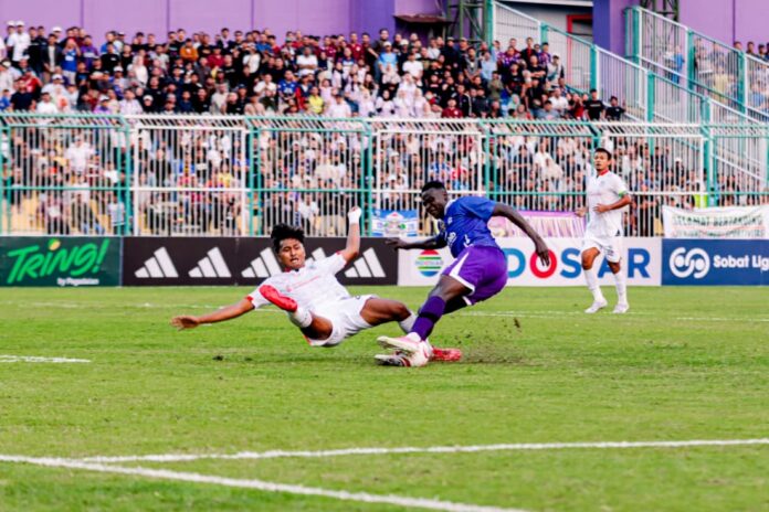 Duel Pemain PSGC Ezechiel dan Pemain Sumsel United (Foto: Media Officer) CIAMIS, FOKUSJabar.id